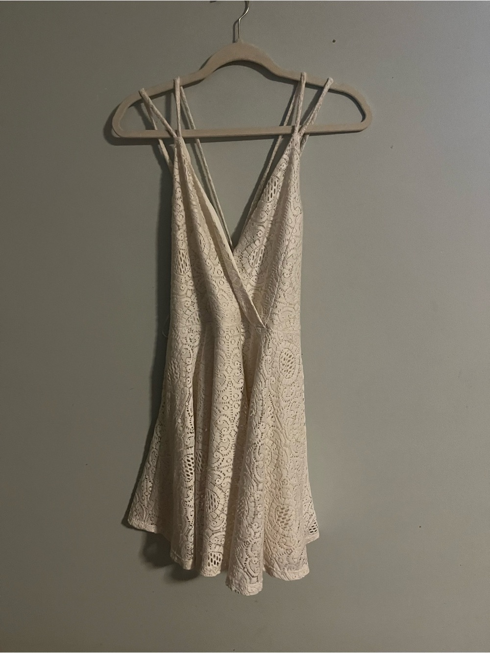 Romeo & Juliet Couture Cream Lace V-Neck Strappy Slip